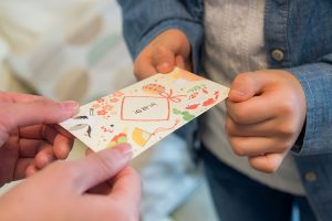 今年のお年玉、祖父母からは「郵送」が2割。もらったお金は約8割が「自分で管理」