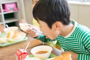 小中学生に人気の給食は「カレーライス」と「フルーツポンチ」。コロナ禍で「黙食」定着