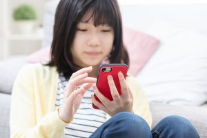 中学生の約6割「休日はひとりで過ごす」。過ごし方は「勉強」「スマホ」が多数