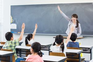 先生の仕事のイメージ、小学生「子どものためになる」中学生「苦労が多い」