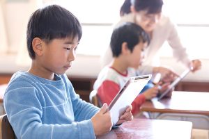 約9割の小中学校で1人1台の端末配布を実施済み