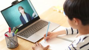 コロナ禍の新学期、約3割の小中学校で始業が変更。3割でオンライン授業実施