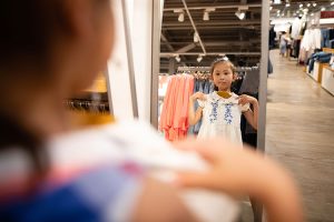 小中学生の約7割が「出かける時と家で違う服を着る」