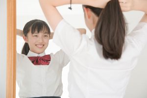 学校で髪型の決まりがある中学生は82％