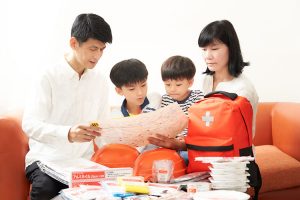小中学生が避難時に持っていくもの第1位は「携帯電話・スマホ」！「お金」「飲食物」が上位に