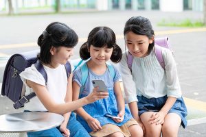 小中学生のおよそ7割が自分専用のケータイ・スマホを所有、一番の使い道は「YouTubeなどの動画視聴」