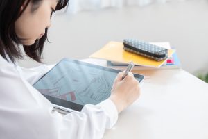 小中学生がなりたい職業は「マンガ家・アニメーター・イラストレーター」、親に勧められた職業は「医者」がどちらも3年連続1位