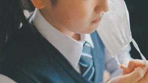 小中学生の約7割が新学期からもマスクを着用すると回答、理由の1位は「素顔を見せたくないから」