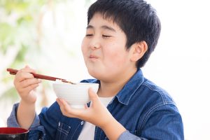 朝食を毎日食べる小中学生は76％、中学生は44％がひとりで食べると回答