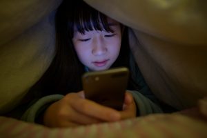 SNSのグループチャットで問題が起きたことがある小中学生は55％、1位「会話について（悪口など）」、2位「通知で時間がとられる」