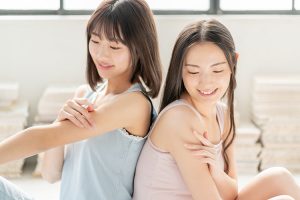 夏に向けて「日焼けが気になる」小中学生は7割以上。「ムダ毛が気になる」人は中学生に数多