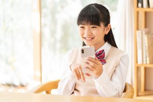 65％の小中学生がケータイ・スマホを持つ中、持っていないことでトラブルが起きたことがある人が34%
