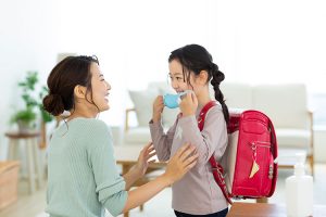 小学生の33％、中学生の44％が学校でずっとマスクを着用。理由の上位は「素顔を見せたくない」「マスク着用が習慣に」