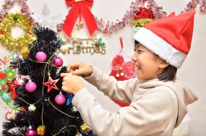 欲しいクリスマスプレゼントを事前に伝える際、約3割の小中学生が「なるべく安いものを頼む」と回答