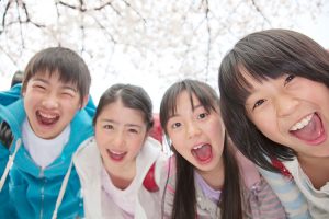 2023年に小中学生がよく使った言葉1位は「それな」2位には「なぁぜなぁぜ」、よく耳にした音楽1位は「アイドル」（YOASOBI）