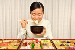 小中学生の年末年始の過ごし方では、半数以上がおせち料理を「毎年食べる」と回答、楽しみにしていることは「お年玉」が74％でトップ