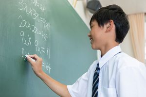 勉強が好きな割合は小学生58％に対し中学生43％。苦手な教科は「算数・数学」が圧倒的1位