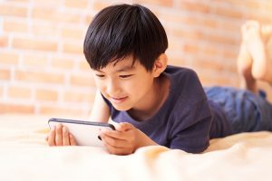 小中学生の7割がテレビ番組よりも「動画配信サービス」を視聴、6割が「動画を倍速にして見たことがある」