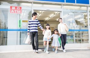小中学生の好きなコンビニ1位は「ファミリーマート」、よく行くコンビニは「セブンイレブン」