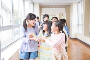 72％の小中学生がグループに所属。「1人が孤立」「グループ内での悪口」などの問題が起きる割合が多いのは3人グループ