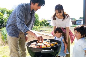 昨年の夏休みで1番楽しかった思い出の1位は「旅行」。普段の休みの日の小中学生の74%は「おうちで過ごす」と回答
