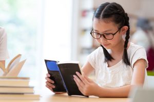 本を読むことが好きな小中学生、69％が家族に本が好きな人がいる。新しい本と出会うきっかけは「本屋」が69.6％